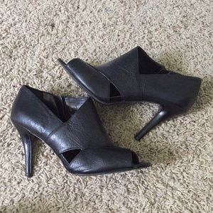 Leather Nine West peep toe heels